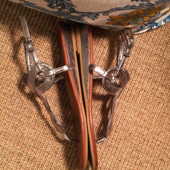 Aldo platinum sandal with 1” heel size 7 - Picture 8 of 8